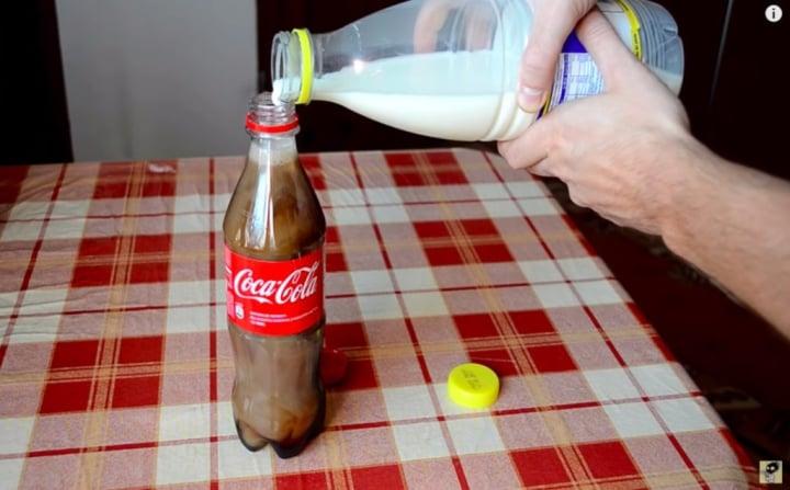 Uống Coca Cola với sữa sẽ gây khó tiêu, trào ngược dạ dày.