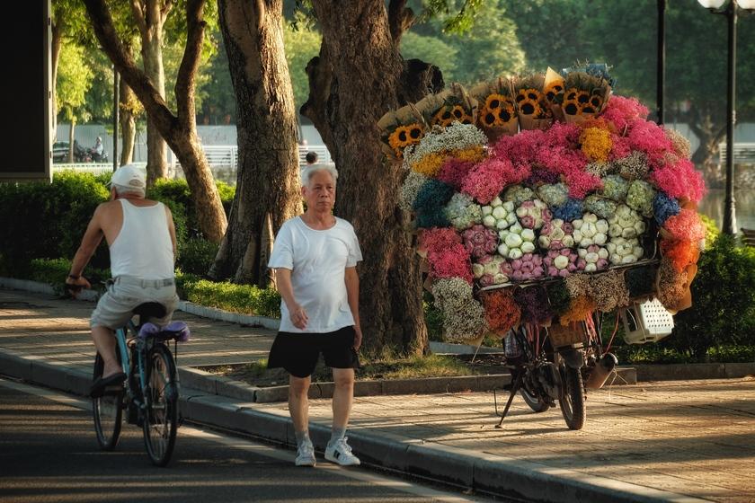 Người dân Hà Nội cũng hòa mình vào không khí mùa thu