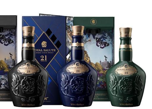 Chivas 21 Royal Salute ghi dấu ấn với người dùng bởi sự đa dạng trong các phiên bản, hương rượu nồng nàn từ trái cây, hoa, khói cùng sắc vàng hổ phách lộng lẫy.