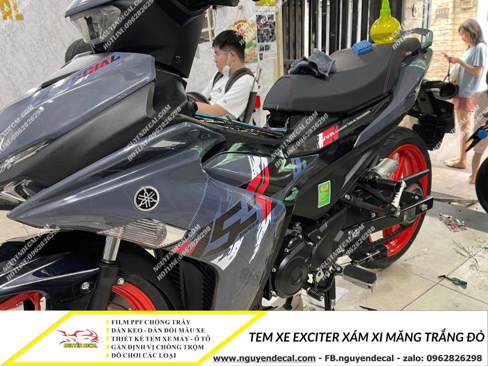 Tem xe Exciter 155 xám xi măng trắng đỏ