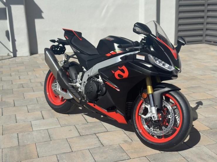 2. Aprilia RSV4 có giá niêm yết quốc tế là 18.999 USD (482,4 triệu đồng), thiết kế khí động học đỉnh cao, kết hợp với những trang bị cao cấp, đem lại khả năng vận hành tối ưu. Sức mạnh của RSV4 đến từ bộ động cơ V4, dung tích 1099cc, cho công suất tối đa 217 mã lực.